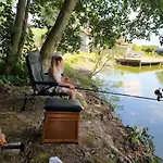 *l'ecrin De L'etang* Depaysement Assure * ブルブール